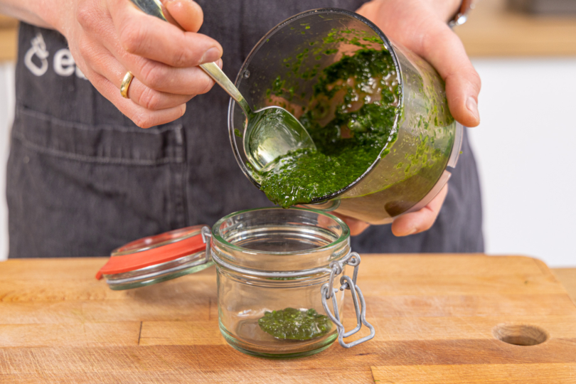 Bärlauchpaste abfüllen