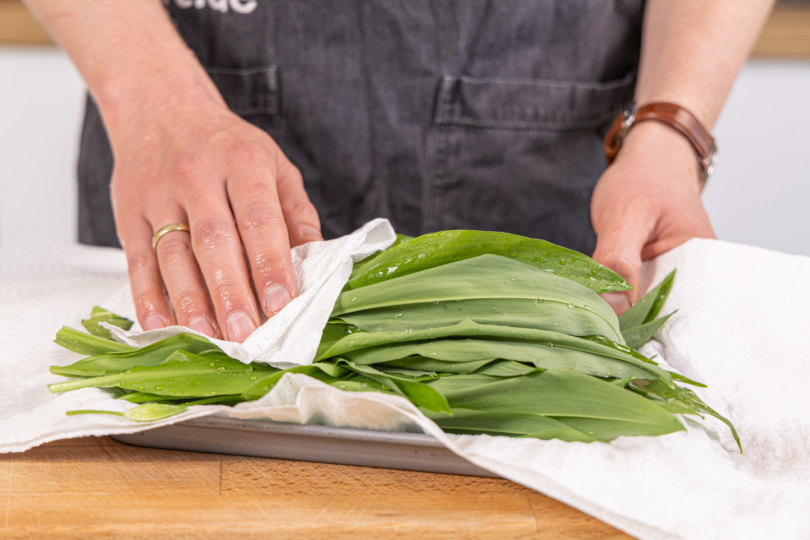 Bärlauch mit Küchenpapier trocken tupfen