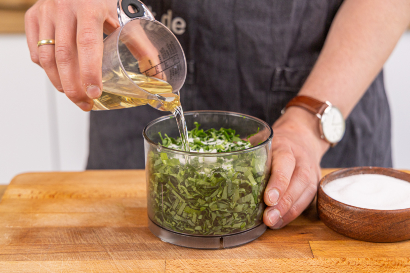 Öl in den Multizerkleinerer geben