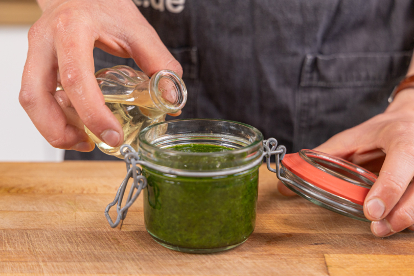 Öl auf die Oberfläche geben