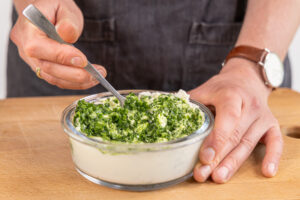 Bärlauchmasse mischen für Bärlauchschnecken