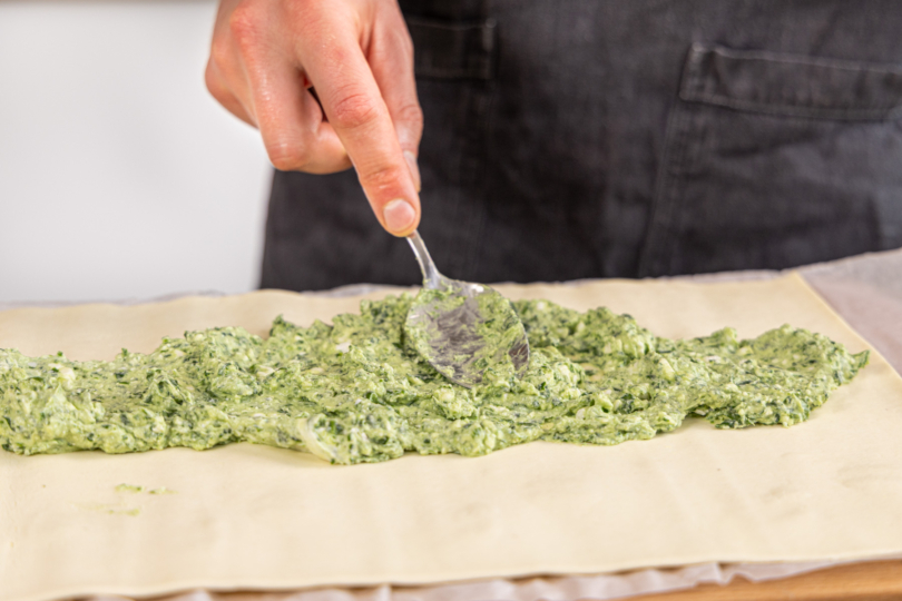 Bärlauchmasse auf dem Blätterteig verstreichen