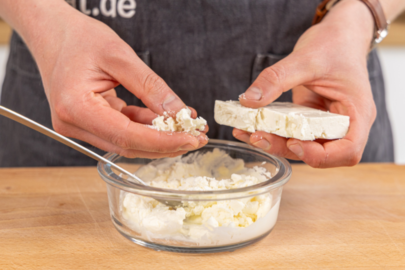 Feta zum Frischkäse geben