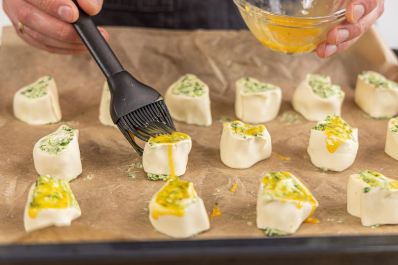 Bärlauchschnecken mit Ei bestreichen