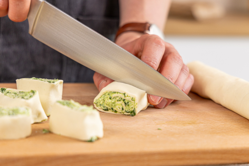 Blätterteig in Bärlauchschnecken schneiden