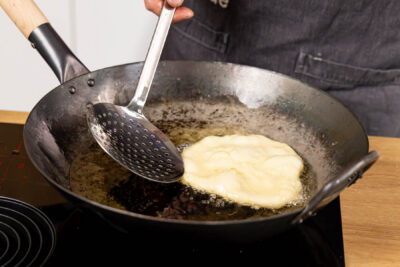Bhatura in heißem Fett ausbacken