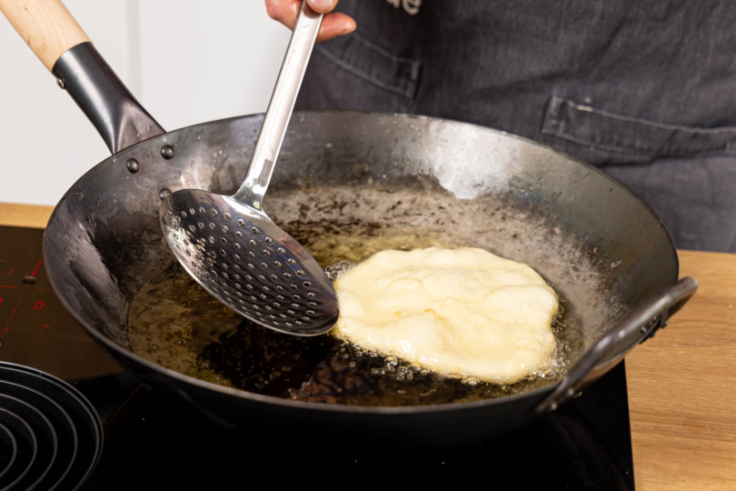 Bhatura in heißem Fett ausbacken