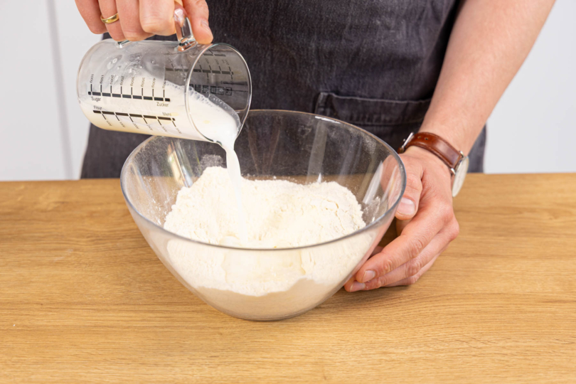 Milch in die Rühlschüssel gießen