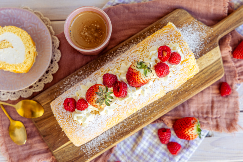 Biskuitrolle mit Erdbeeren