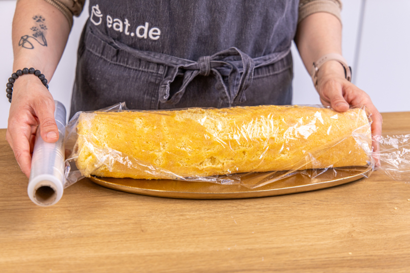 Biskuitrolle in Frischhaltefolie wickeln