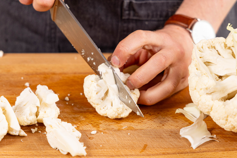 Blumenkohl waschen und in Röschen schneiden