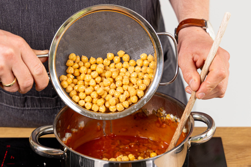 Kichererbsen abtropfen lassen und in den Topf geben