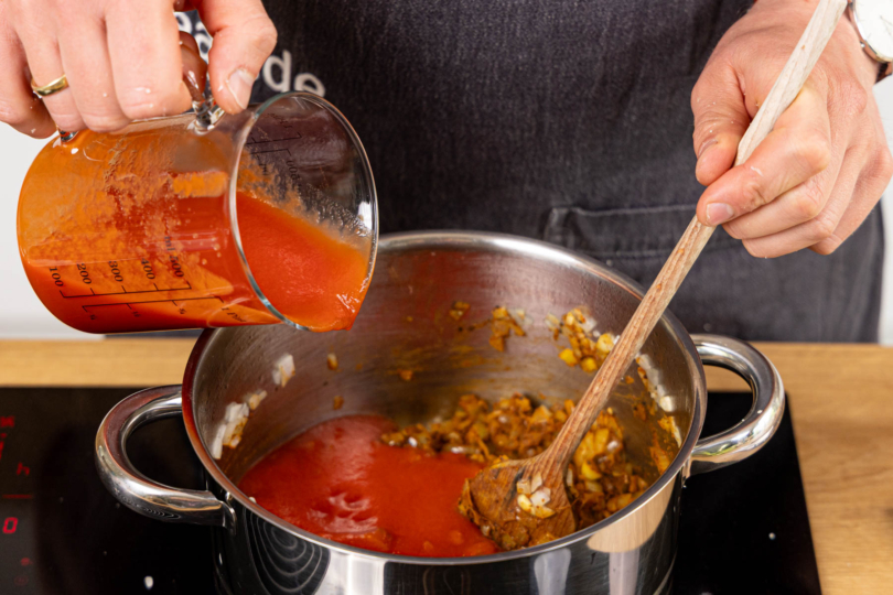 passierte Tomaten dazugießen