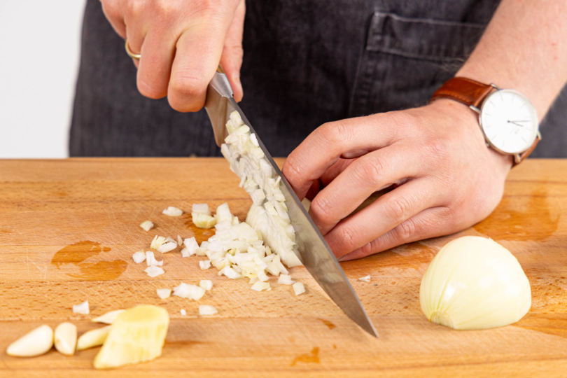 Zwiebeln, Knoblauch und Ingwer schälen und in Würfel schneiden