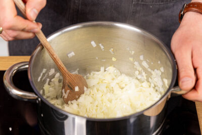 Zwiebeln, Knoblauch und Ingwer anschwitzen