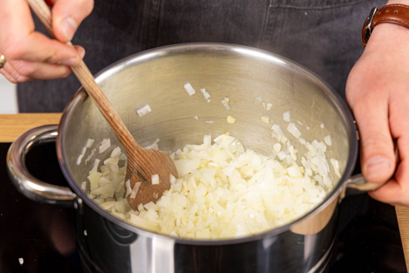 Zwiebeln, Knoblauch und Ingwer anschwitzen