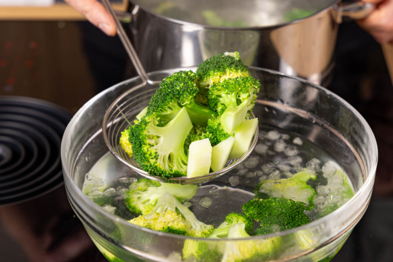 Brokkoli blanchieren und danach in Eiswasser abschrecken