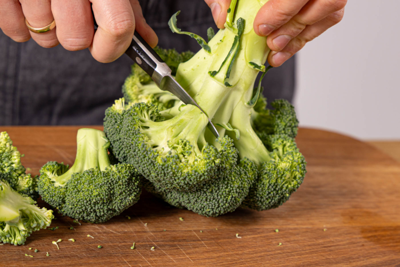 rohen Brokkoli in gleichmäßige Röschen schneiden