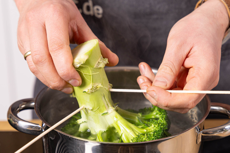 Strunk mit Holzstäbchen fixieren