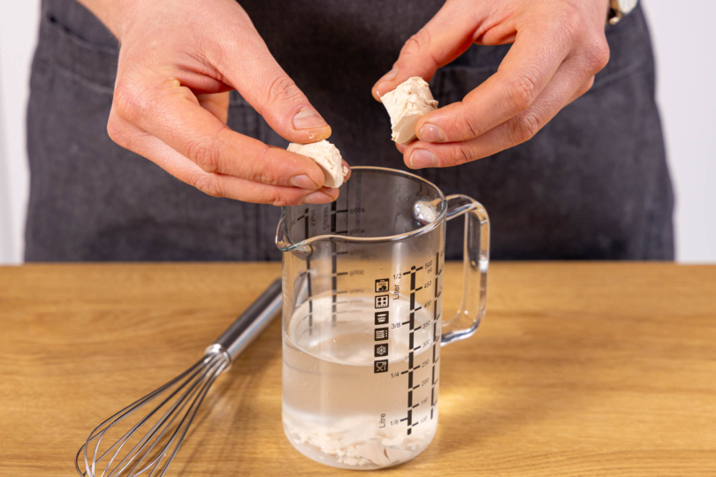 Hefe in Wasser auflösen