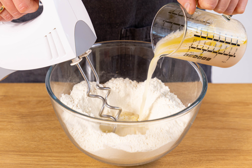 Hefewasser zum Mehl geben