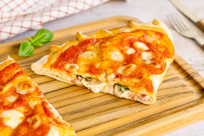 Calzone mit Schinken und Champignons