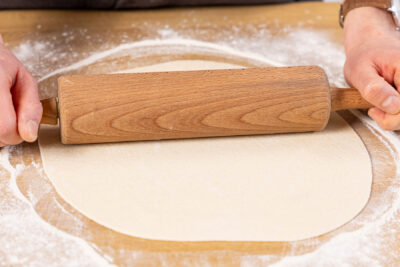 Pizzateig ausrollen