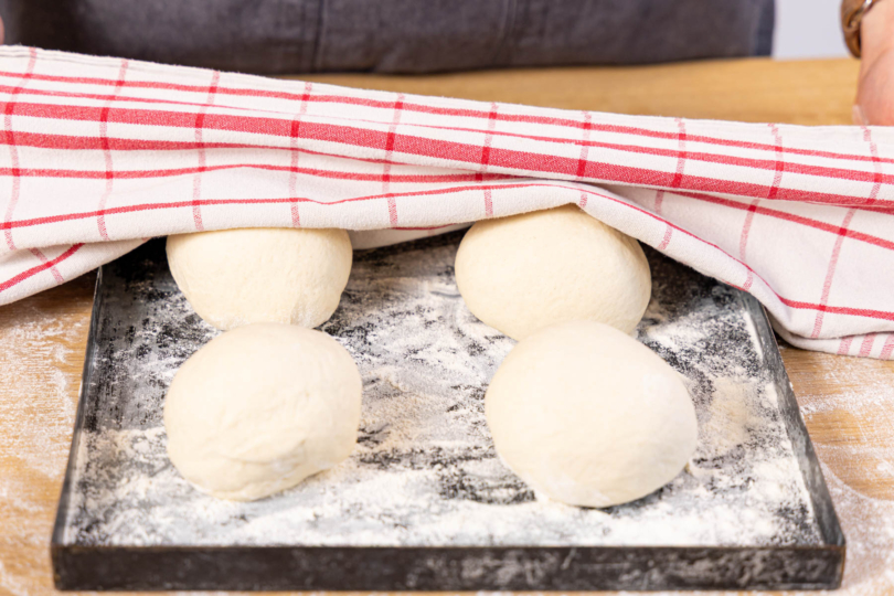 Teiglinge abdecken und nochmals ruhen lassen