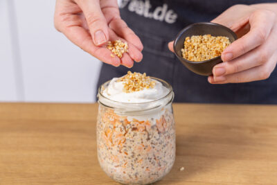 Overnight-Oat mit Haselnüssen dekorieren