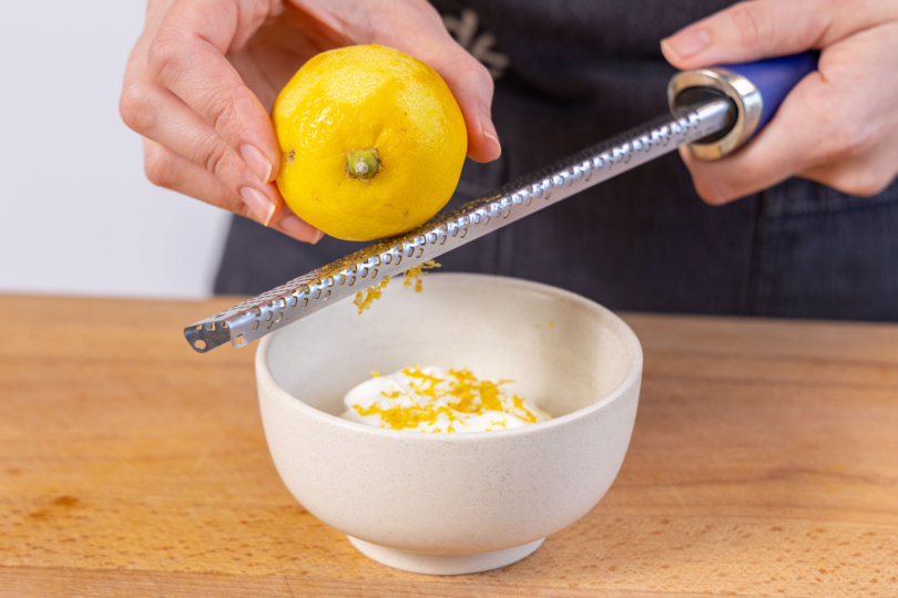 Zitrone in Joghurt reiben