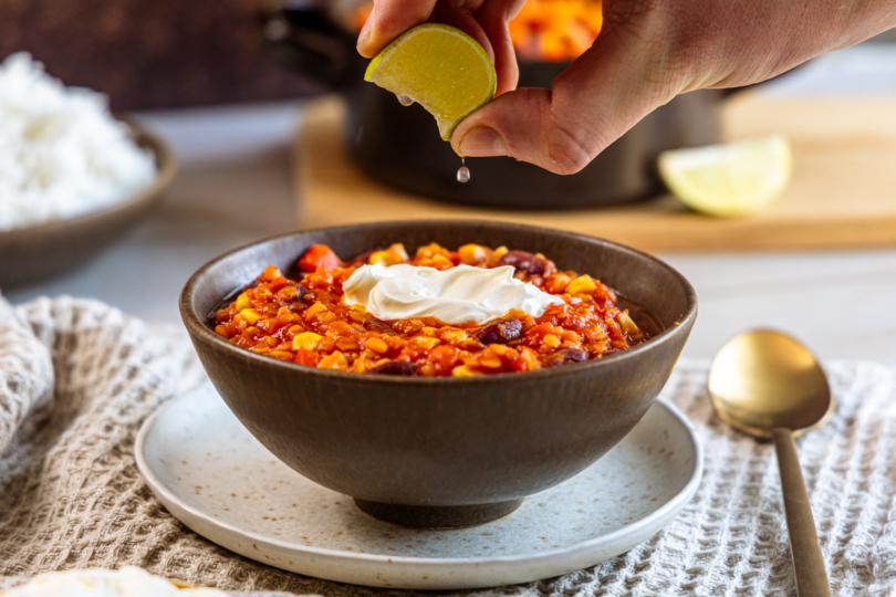 Chili sin carne mit Limettensaft abrunden
