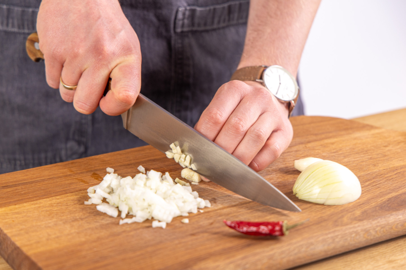 Knoblauch und Zwiebel schneiden