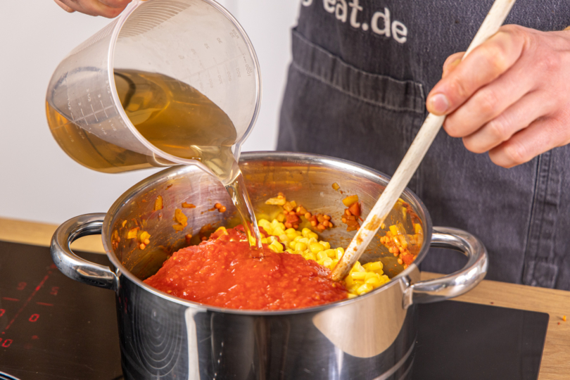 Alles mit Gemüsebrühe auffüllen