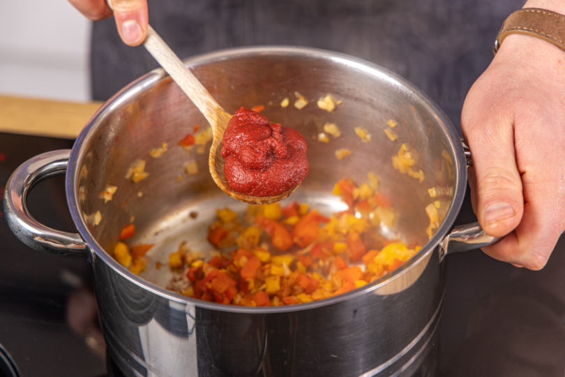 Tomatenmark dazugeben