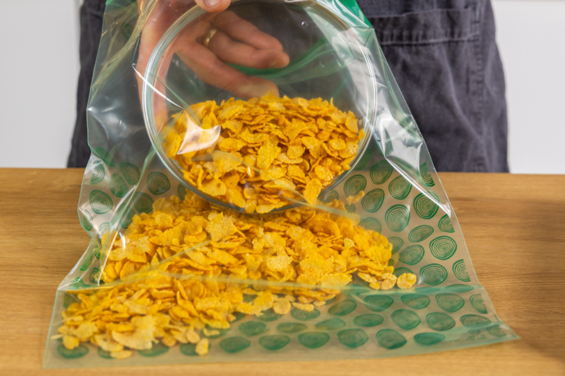 Cornflakes in Tüte füllen