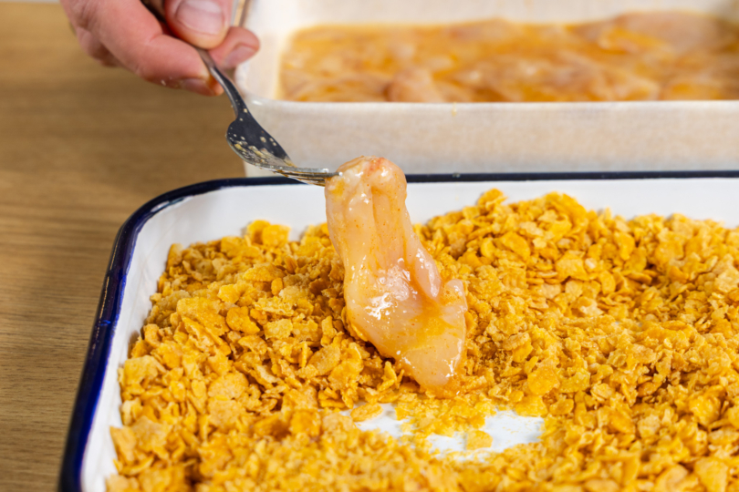 Fleisch in Cornflakes wälzen