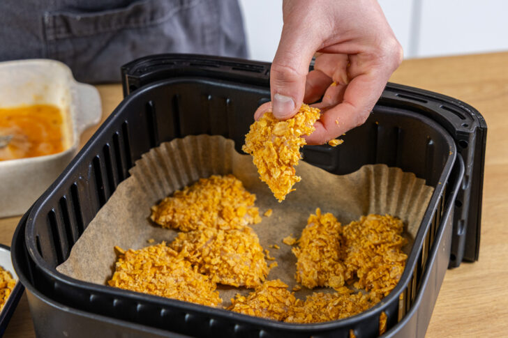 Crispy Chili Chicken in Heißluftfritteuse füllen