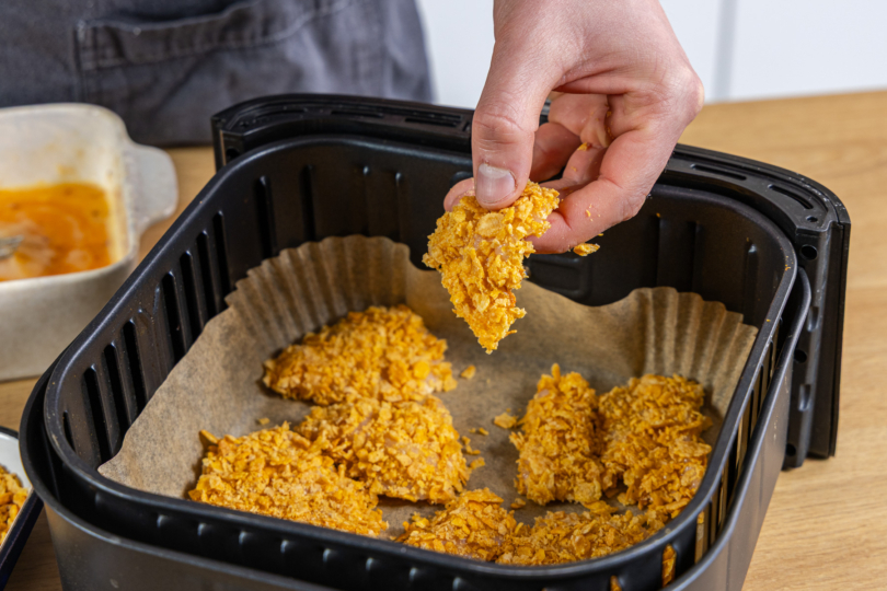 Crispy Chili Chicken in Heißluftfritteuse füllen