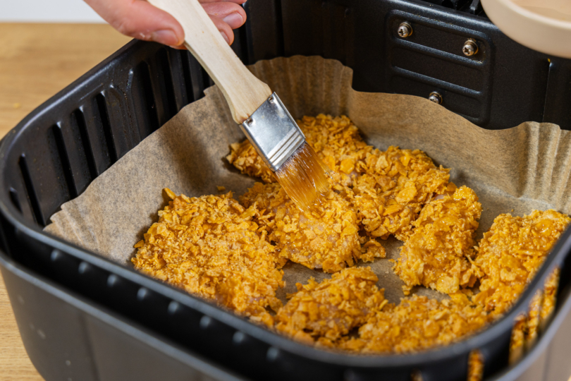 Crispy Chili Chicken einpinseln