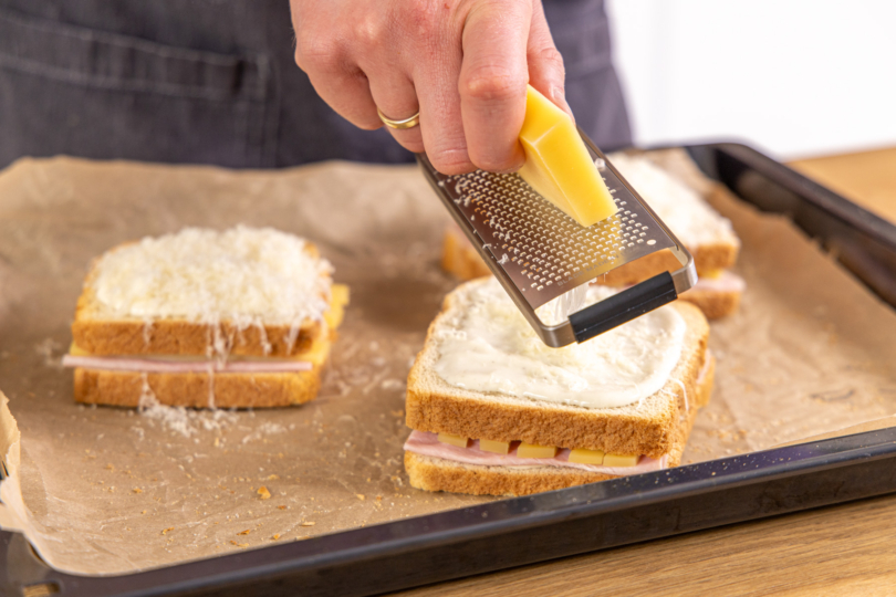 Restlichen Käse darüber reiben
