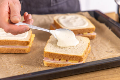 Mit Bechamelsauce toppen