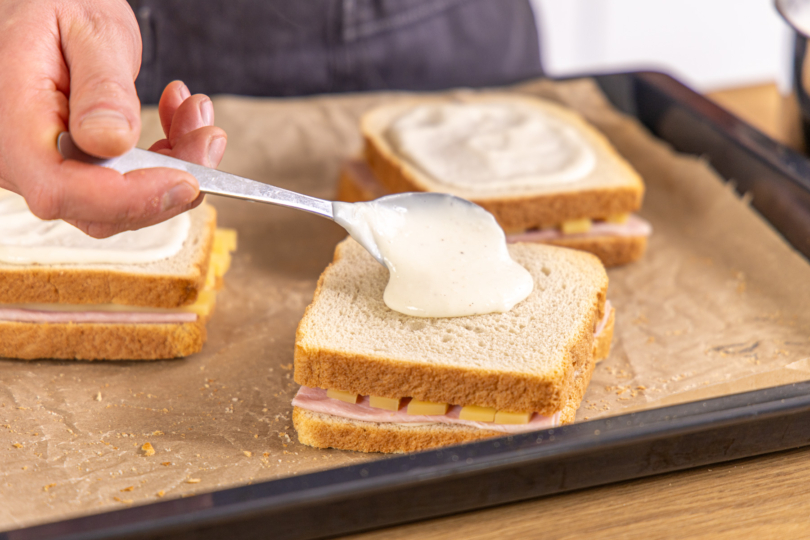 Mit Bechamelsauce toppen