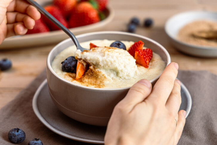 Dinkelgrießbrei mit Beeren servieren