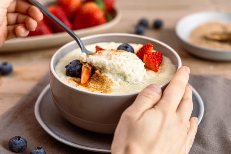 Dinkelgrießbrei mit Beeren servieren