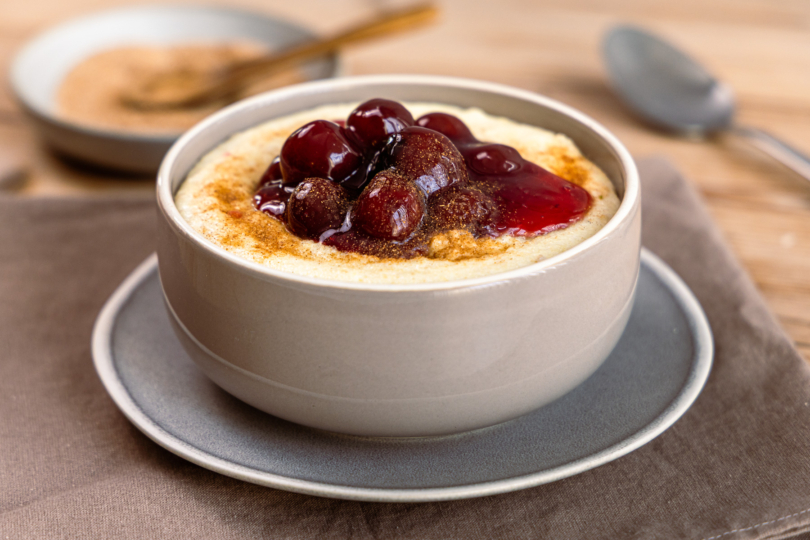 Dinkelgrießbrei mit Kirschen