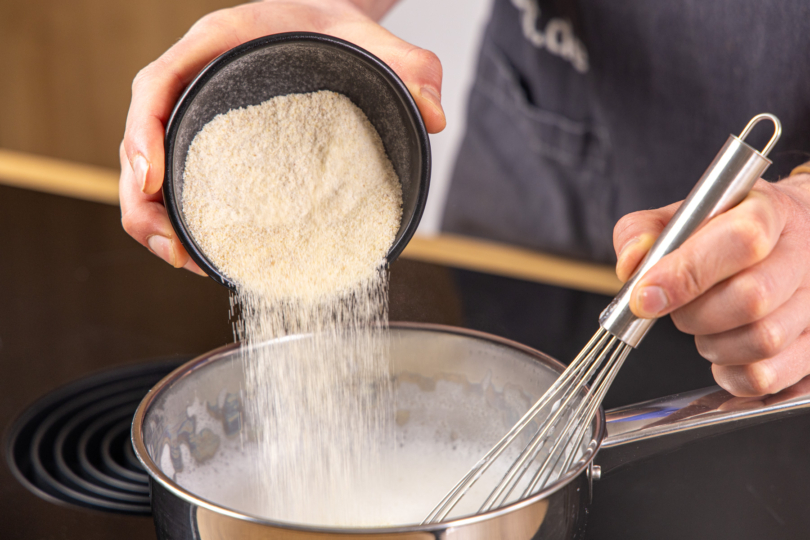 Dinkelgrieß dazugeben