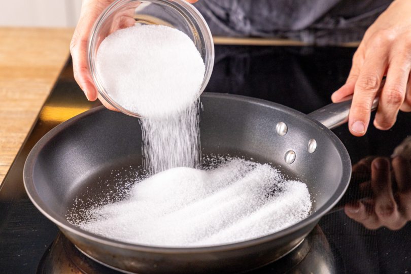 Zucker in die Pfanne geben