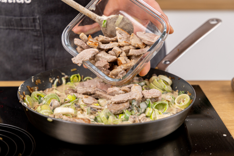 Schweinefilet zurück in die Pfanne geben