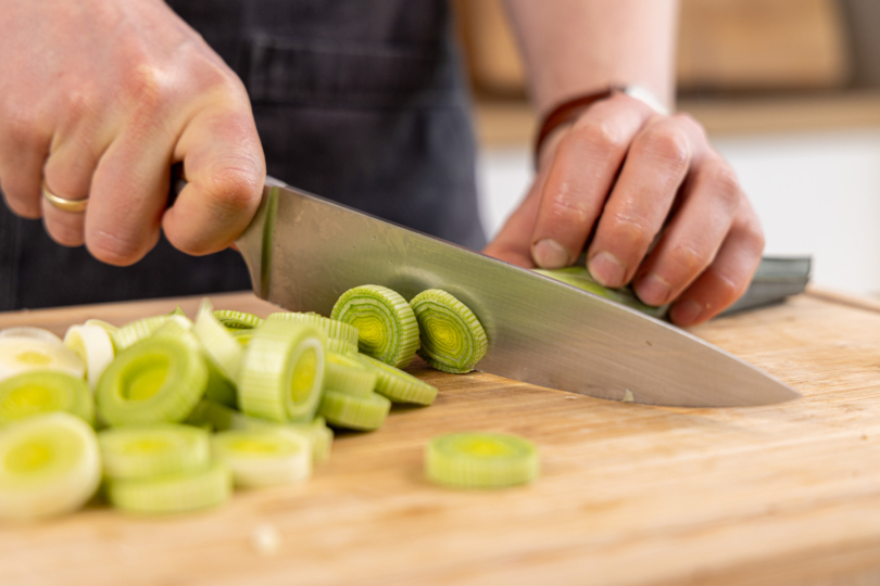 Lauch in Ringe schneiden
