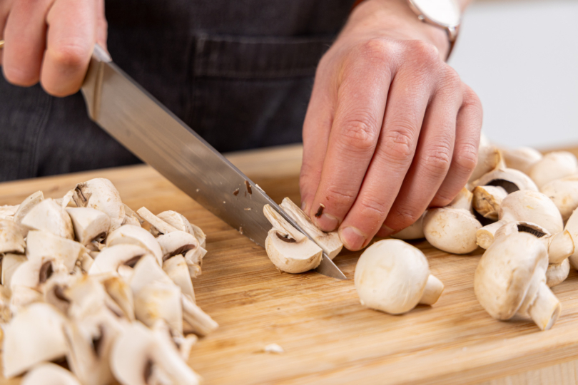Pilze in Spalten schneiden